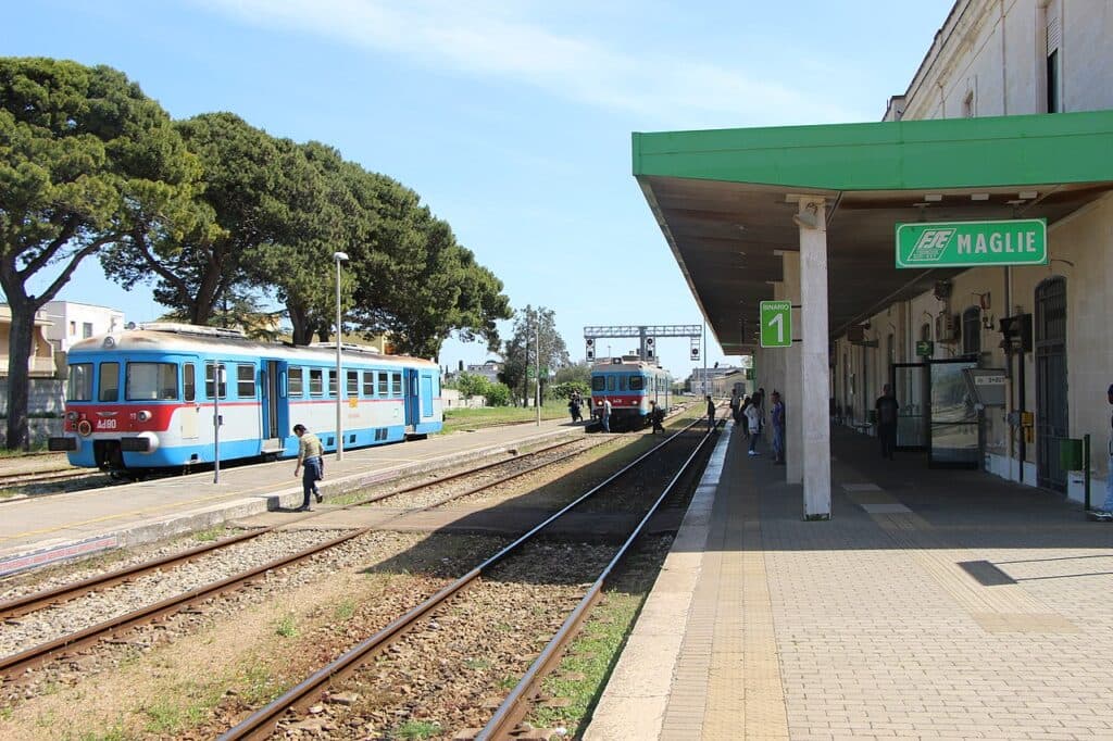 Ragazzina violentata sessualmente nei bagni della stazione, arrestato l'amico del fidanzatino