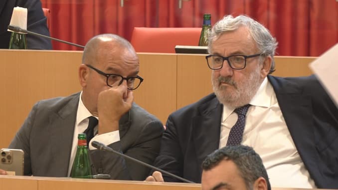 Prima il congresso, poi la delega: Emiliano e Calenda sempre più vicini