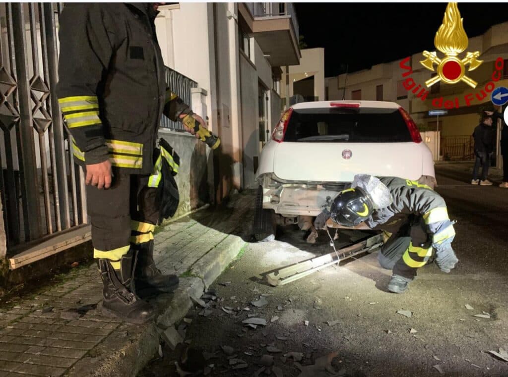 Nardò, esplosione nella notte: ordigno rudimentale danneggia un’auto