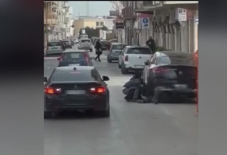Rubano un'auto in pieno centro alle 9 di mattina. Nessuno interviene
