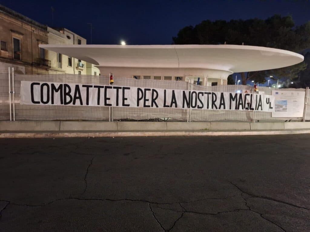 Ultrà Lecce, striscione per la squadra: "Combattete per la nostra maglia"