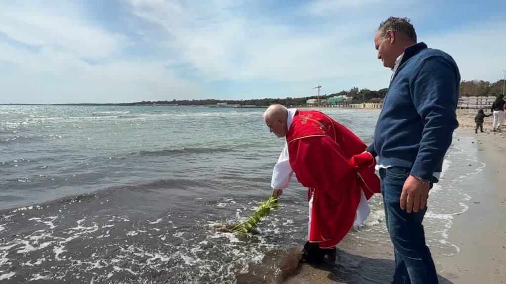 Domenica delle Palme, a San Cataldo la particolare benedizione in riva al mare