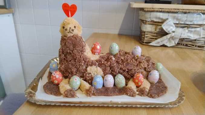 È il giorno di sua maestà l'agnello di pasta di mandorle
