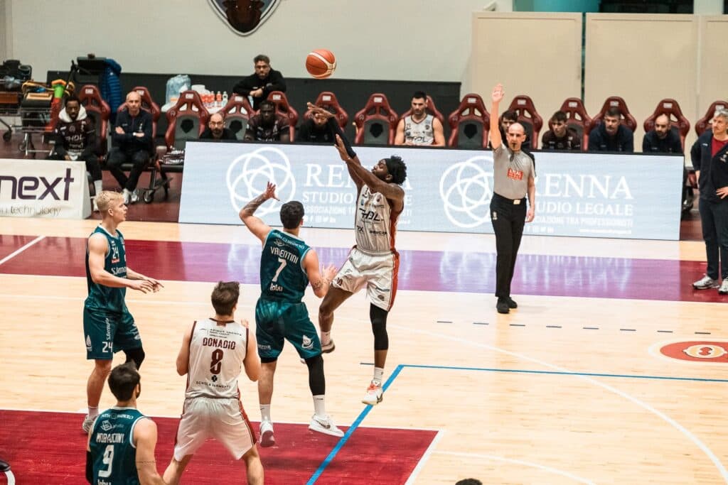 Basket A2 - Nardò lotta, ma Cantù è una corazzata: finisce 73-87