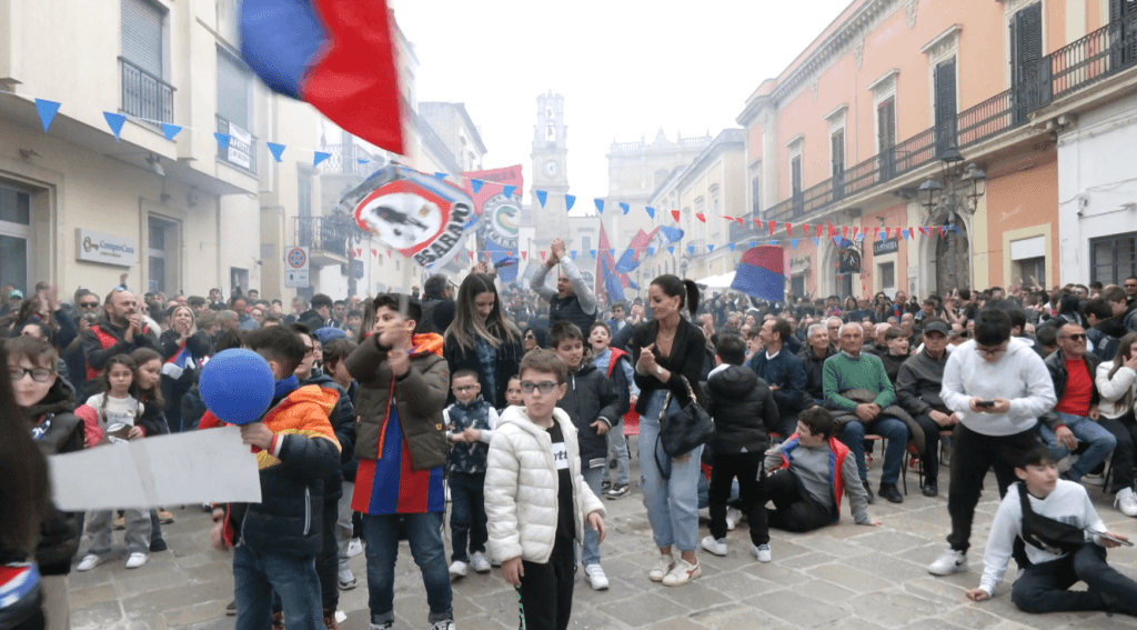 Casarano, oltre 800 tifosi in piazza: la città sogna la Serie C
