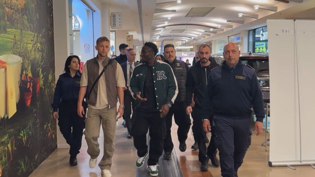 I calciatori Karlsson e N'Dri ospiti al centro commerciale Mongolfiera