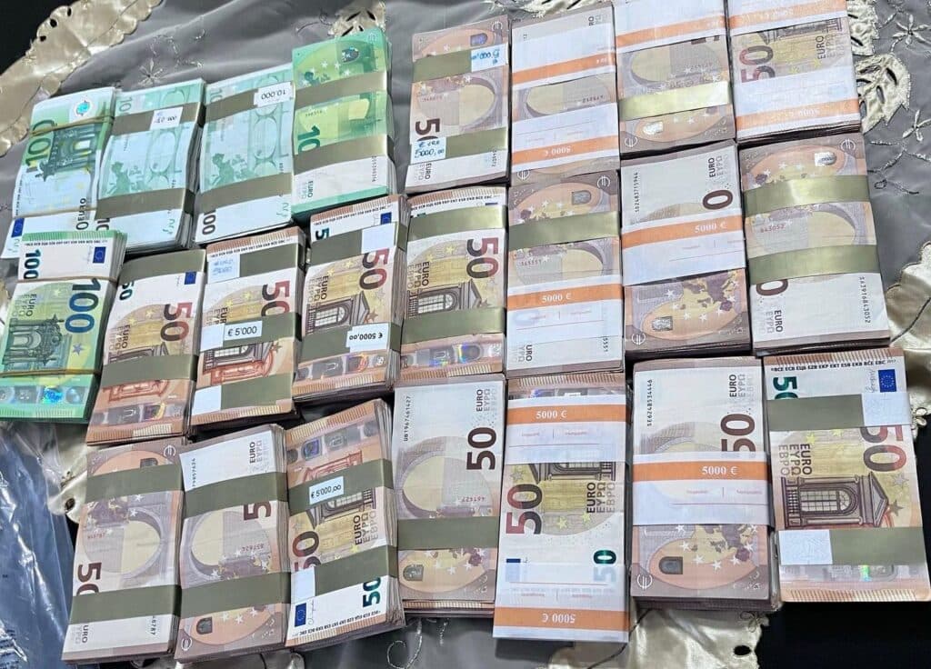 Slot machine manomesse, denunciato concessionario trovato in possesso di 145mila euro in contanti