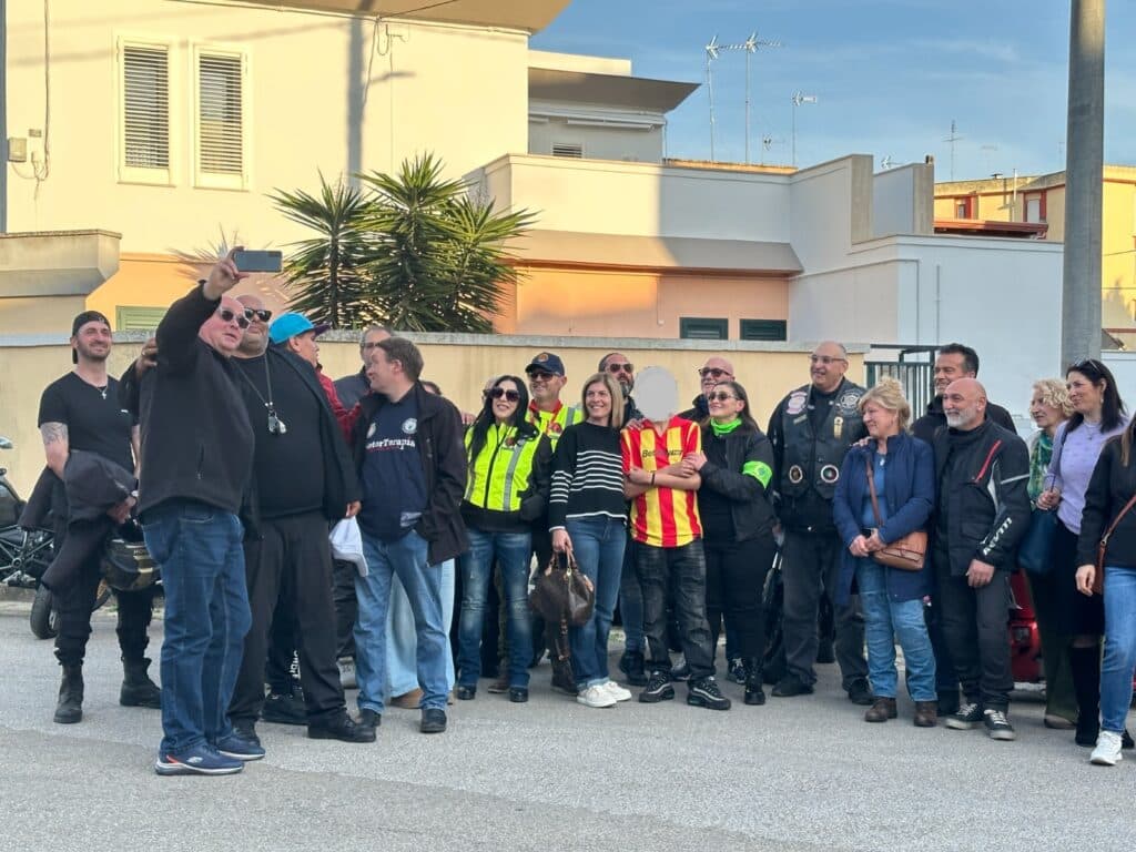 La solidarietà arriva in sella, il padre del 17enne pestato: "Grazie a tutti"