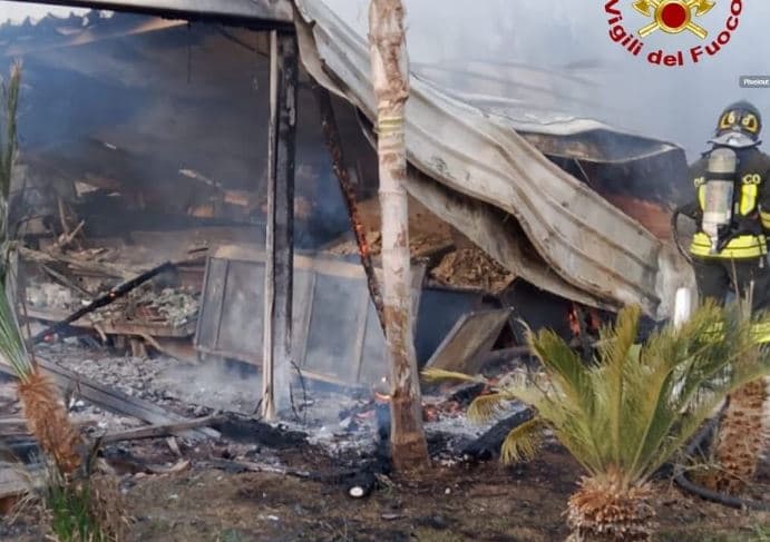 Incendio a Pescoluse, distrutto il chiosco-bar di uno stabilimento balneare