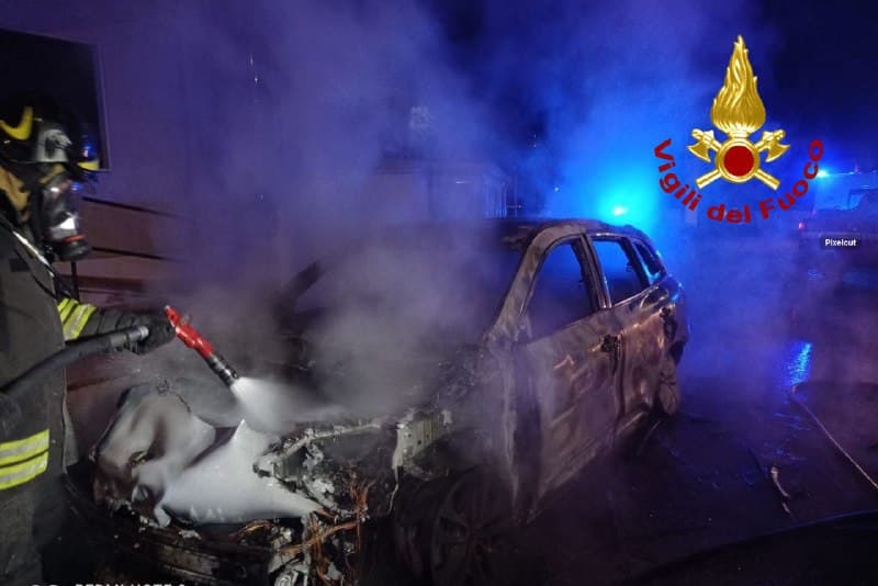 Casarano, incendio in centro olistico e ai danni di un'auto