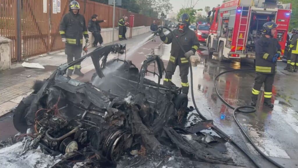 Un'auto prende fuoco, paura in Viale della Repubblica