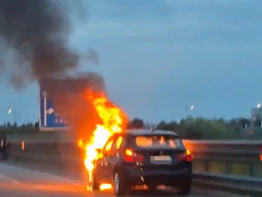 Auto in fiamme alle porte di Lecce, rallentamenti sulla statale 101