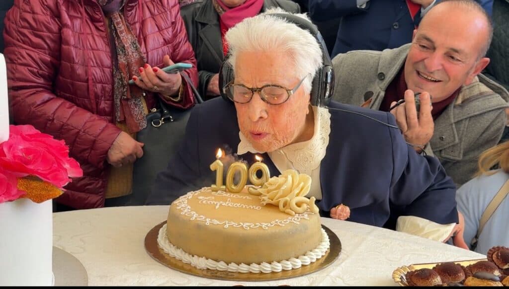 Compleanno record a Casarano: nonna Maria spegne 109 candeline