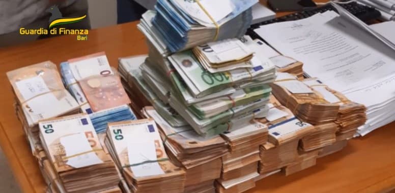 Taranto, occhio ai 20 e 50 euro: aumentano le banconote false