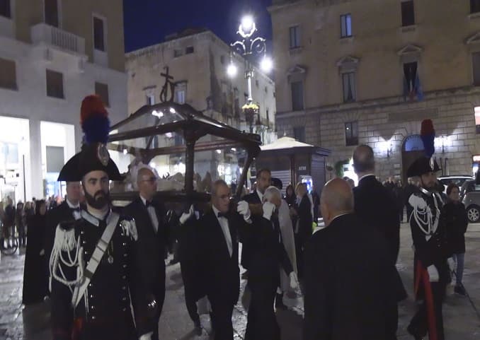 Processione Gesù Morto e della Desolata: i Portatori di Statue al servizio della comunità