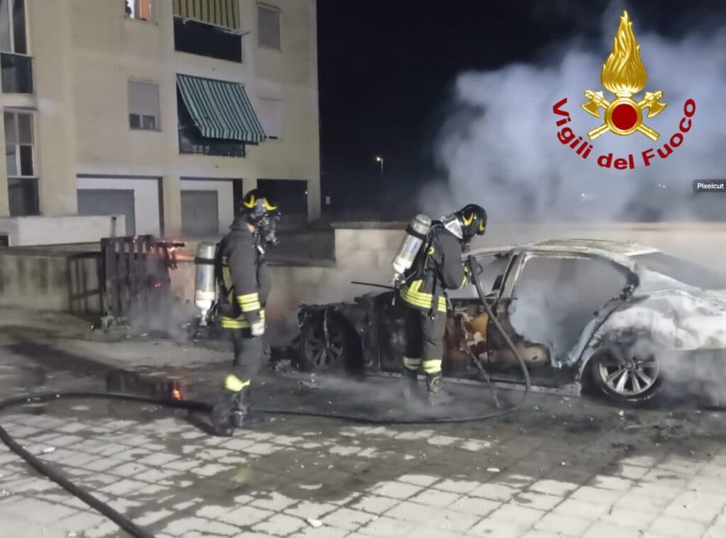 Ennesimo rogo d’auto: distrutta una Bmw a Surbo
