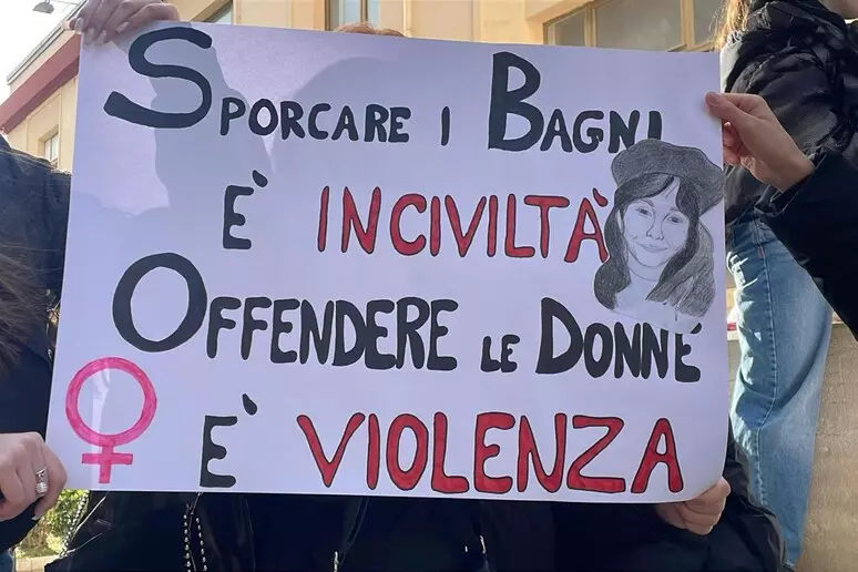 “W Turetta” nei bagni del liceo di Barletta, gli studenti si dissociano