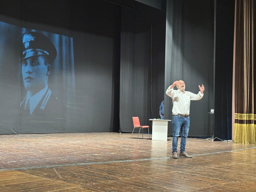 Salvò 22 uomini dalla morte in cambio della sua vita: il coraggio di Salvo D'Acquisto in una pièce teatrale