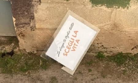 Alliste, divelta la targa antidroga: la denuncia di don Dario