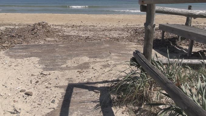Torre Rinalda, passerelle inaccessibili: "Arrivare al mare è difficile e pericoloso per chi ha una disabilità"