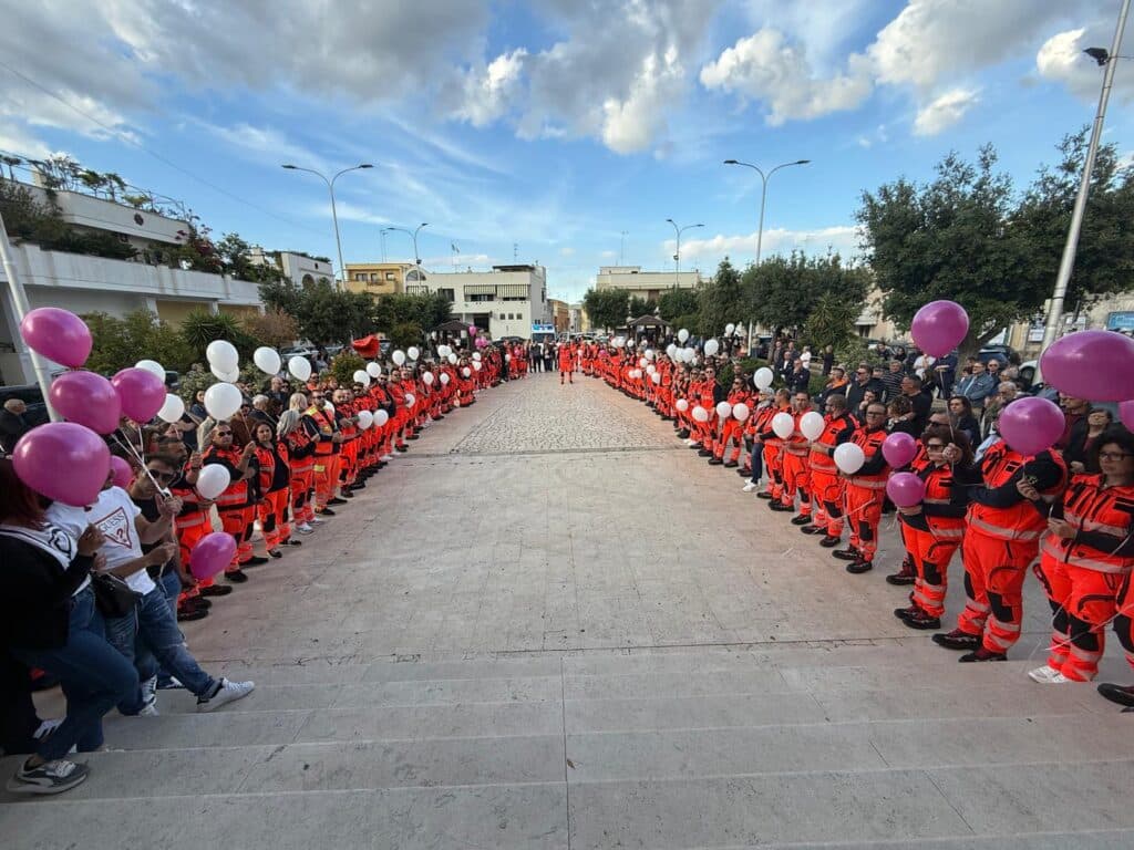 Ciao Michela: l'ultimo addio tra palloncini bianchi e rosa