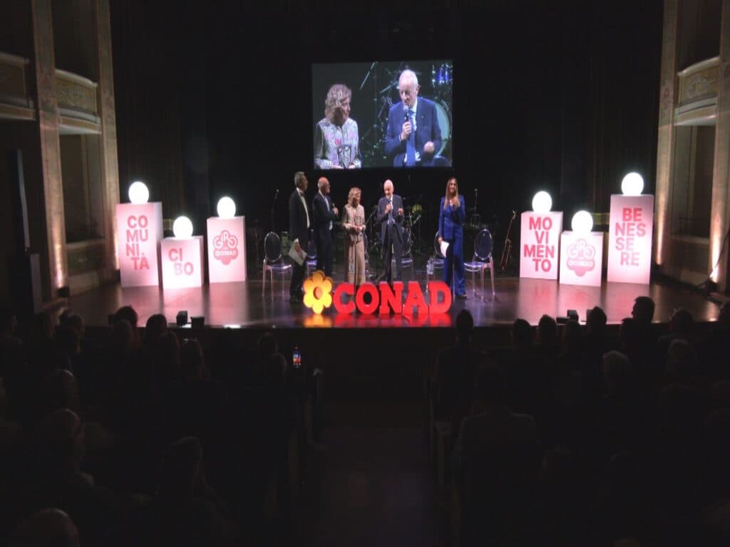 Il "grande giro" corre anche sul palco del teatro Apollo