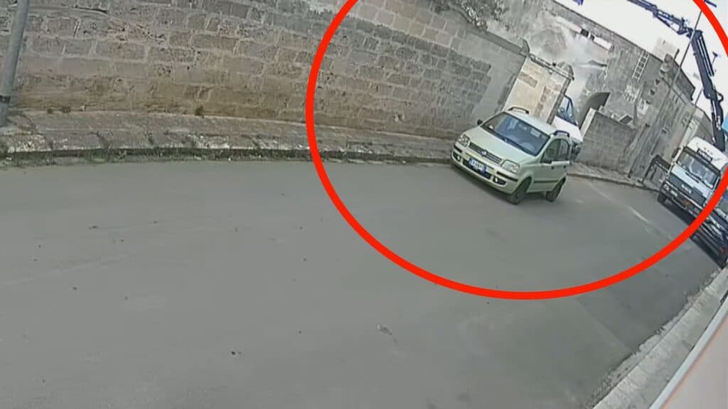Magliano, il crollo dell'abitazione ripreso da una telecamera di sorveglianza