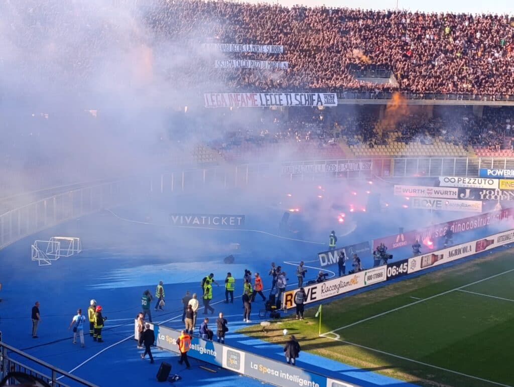 Lecce - Napoli, pioggia di fumogeni, contestata la Lega