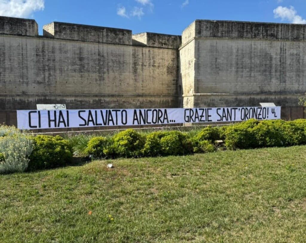 Lecce, "Ci hai salvato ancora...": lo striscione degli ultrà