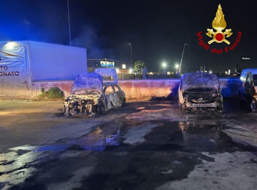 Notte di fuoco nel Salento: danneggiati sei veicoli in tre episodi