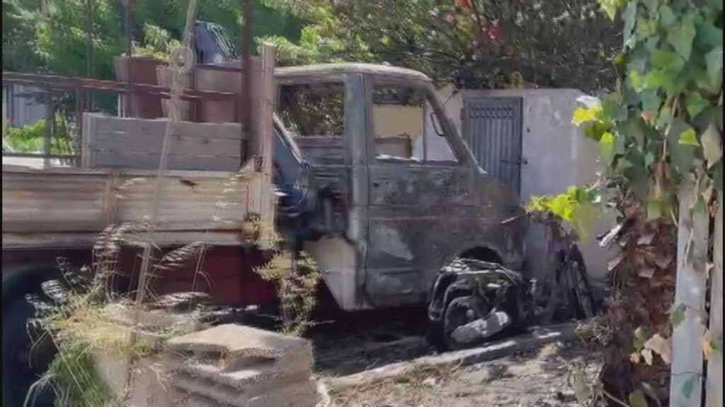 Ristorante e auto in fiamme a Palmariggi e Lizzanello. Altra notte di fuoco nel Salento