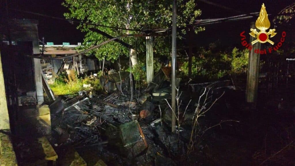 Incendio in un terreno abbandonato: salvi galline, oche e conigli