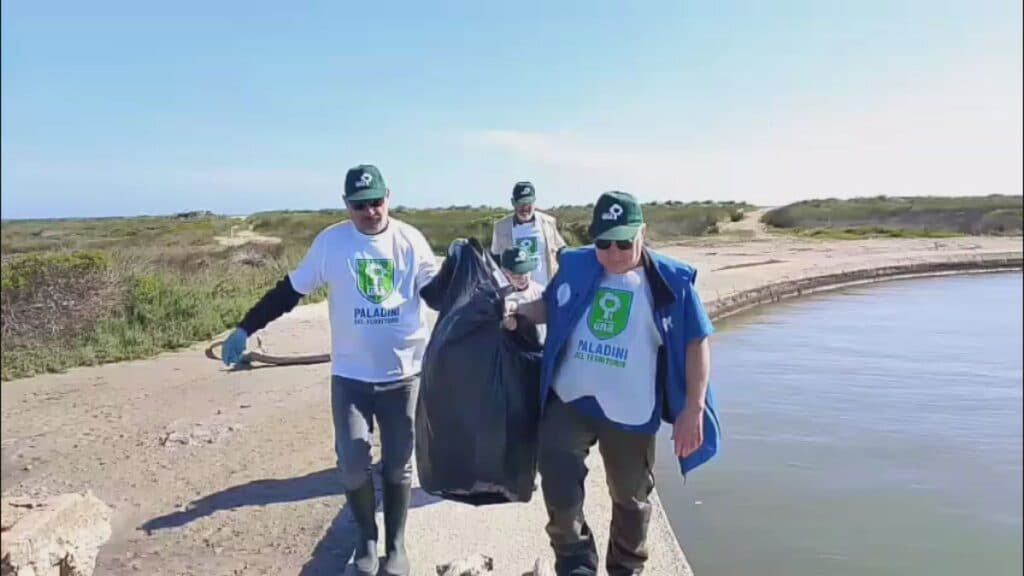 I volontari di Federcaccia ripuliscono la spiaggia, raccolti sette quintali di rifiuti