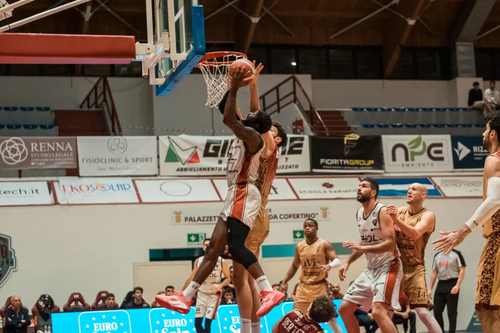 Basket A2, Nardò Basket perde e retrocede, Cremona salva