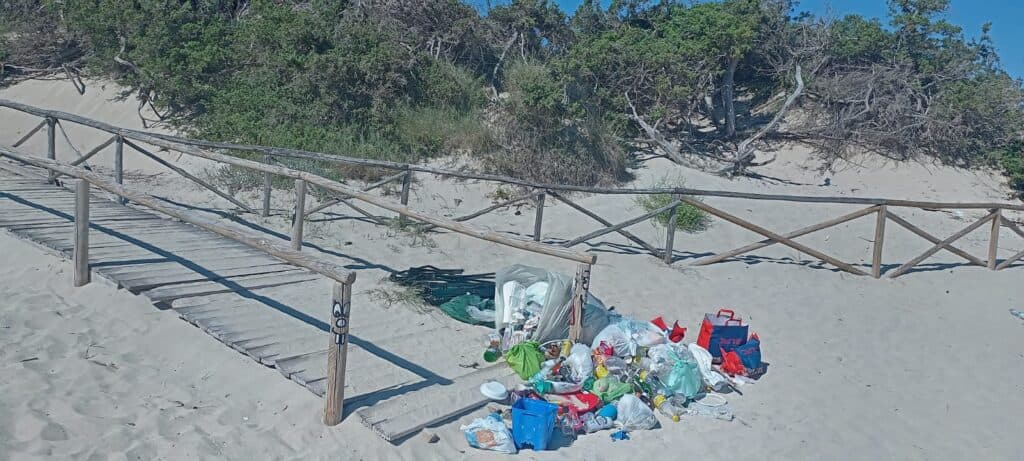 Rifiuti in spiaggia a Porto Cesareo: una cartolina sbagliata per i primi turisti