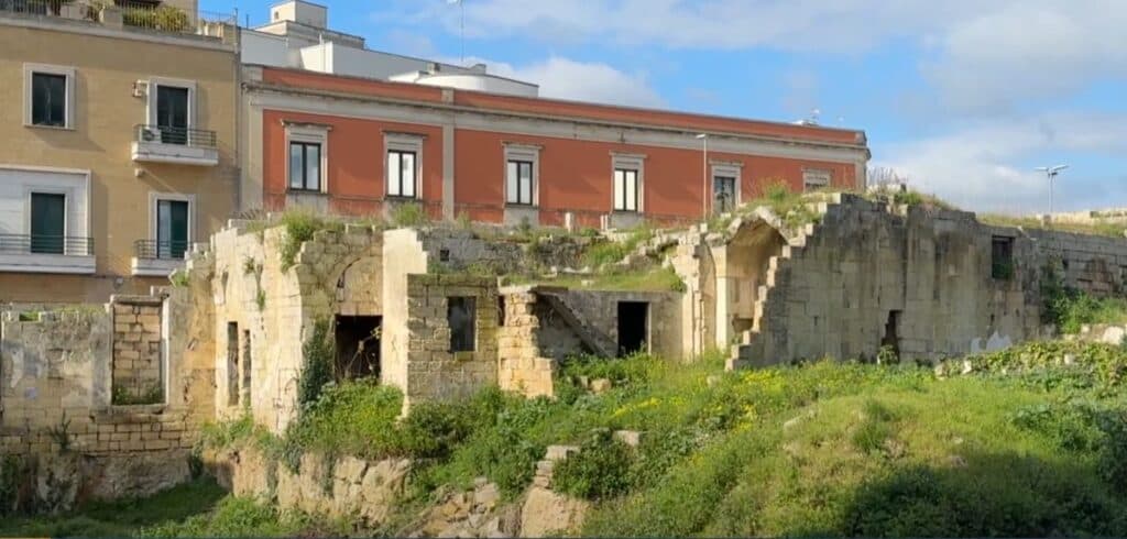 Abbandonata e divorata dall'erba: la chiesetta di Santa Lucia ridotta a un rudere