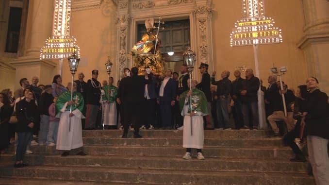Tra fede, tradizione e spettacolo, la comunità celebra San Giovanni Elemosiniere