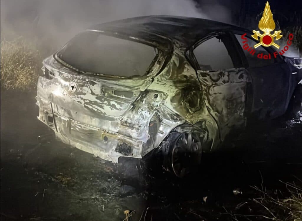 Auto rubata e data alle fiamme nella notte a Boncore: indaga la polizia