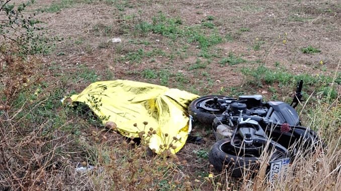 I genitori ne denunciano la scomparsa: 23enne trovato morto, incidente in moto