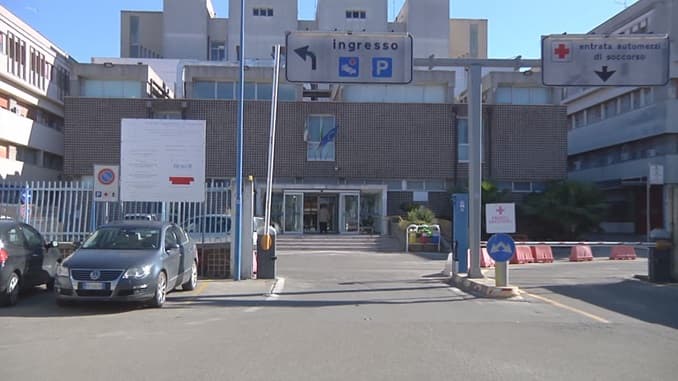Dimesso con una frattura allo sterno, l'avvocato: "Assurdo e ignobile"