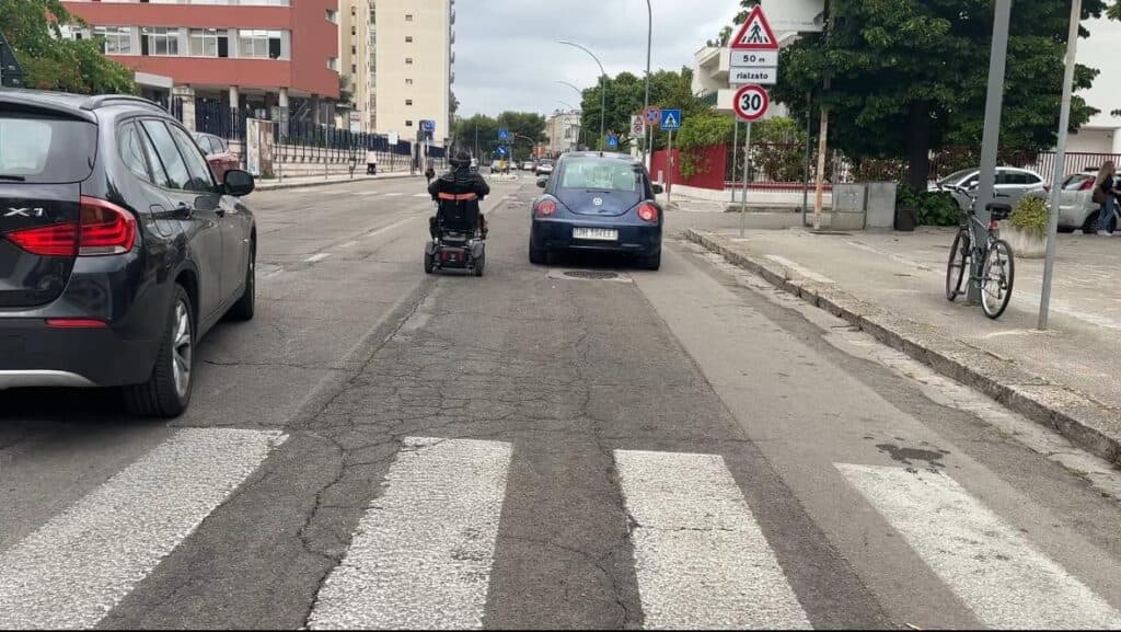 Via Merine asfaltata a metà, una trappola soprattutto per le persone con disabilità