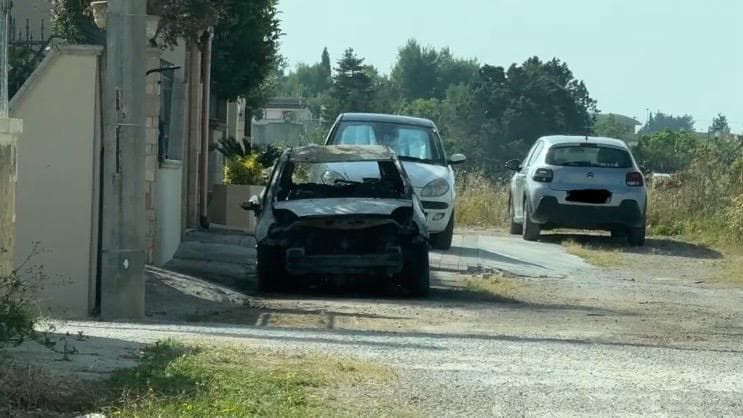 Taurisano, auto distrutta dalle fiamme nella notte: indagini in corso