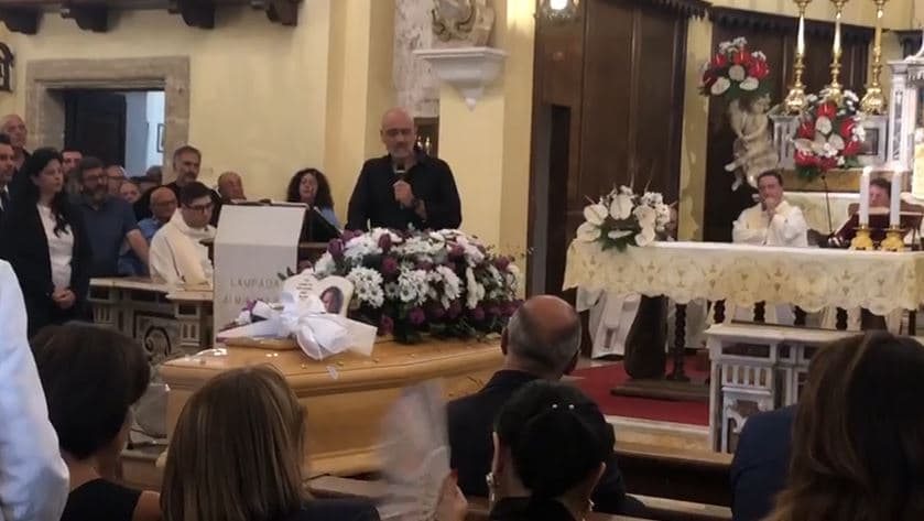 Tragedia di Racale, l'ultimo saluto a Teresa e il pensiero dell'ex marito