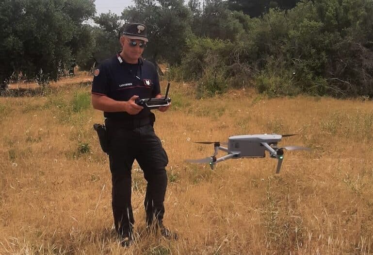 Incendi, brucia anche San Cataldo: droni in volo per sorvegliare il territorio