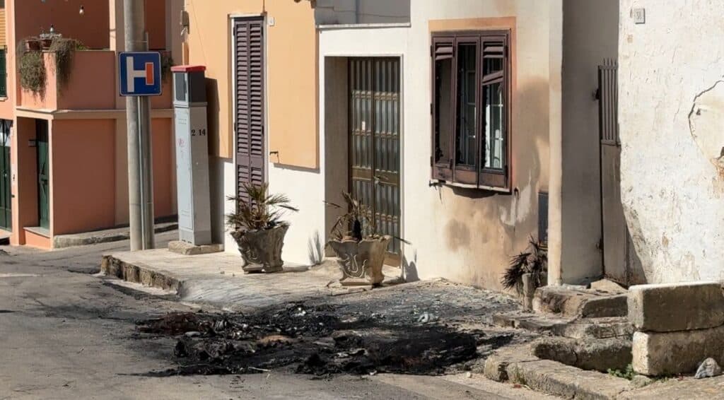 Due auto incendiate tra Casarano e Monteroni, episodio sventato a Taurisano