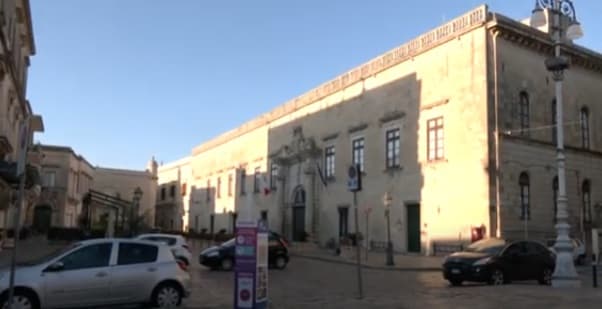 Agente della polizia locale aggredito in piazza Aldo Moro