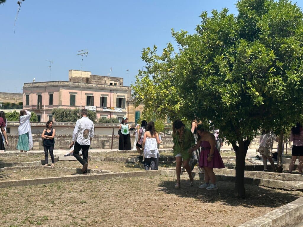Gli studenti sfilano in Accademia con gli abiti reinventati
