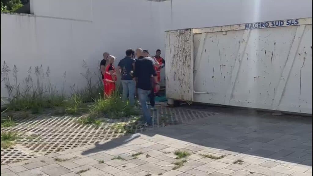 Lecce, senzatetto trovato morto nel parcheggio di un supermercato