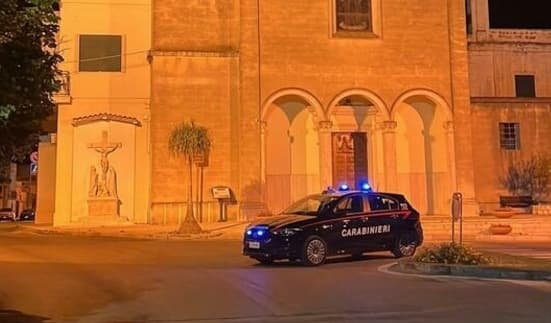 Vacanza tra amiche si trasforma in incubo: giovane denuncia violenza sessuale a Gallipoli