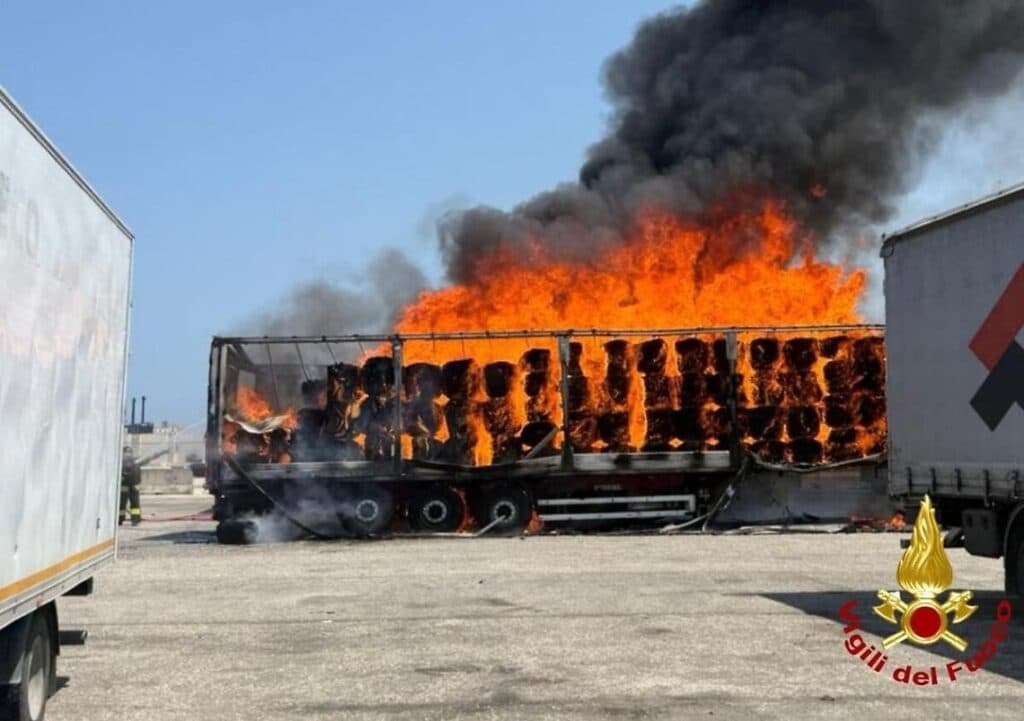 Tir in fiamme nel porto di Bari, circoscritto l'incendio